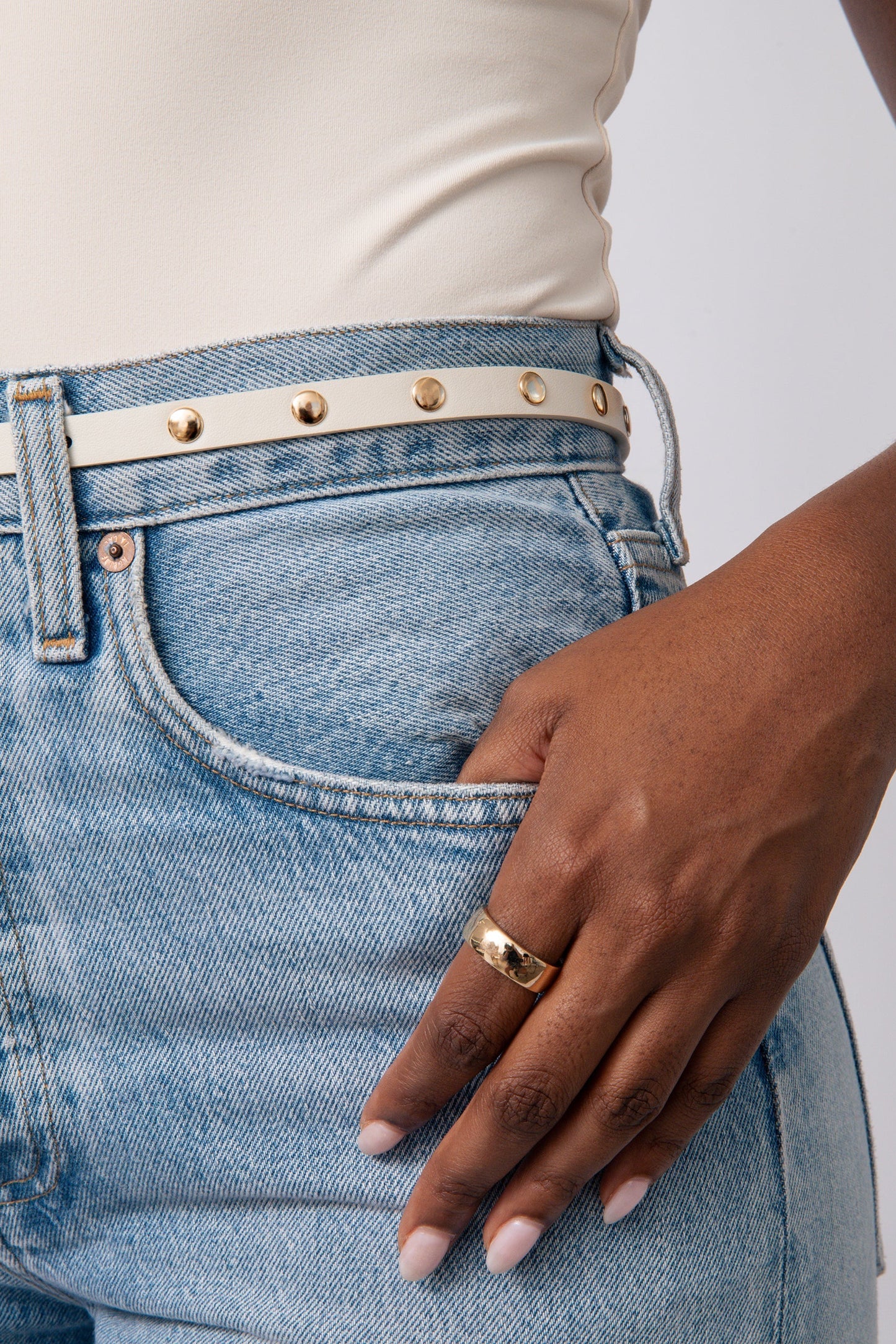 CLASSIC STUDDED SKINNY BELT IN VANILLA